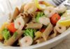 Insalata di pasta integrale con gamberetti e verdure