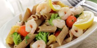 Insalata di pasta integrale con gamberetti e verdure