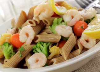 Insalata di pasta integrale con gamberetti e verdure