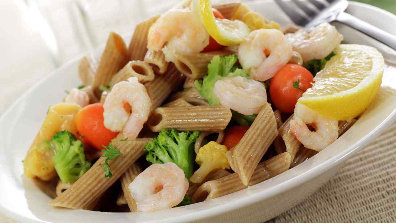 Insalata di pasta integrale con gamberetti e verdure