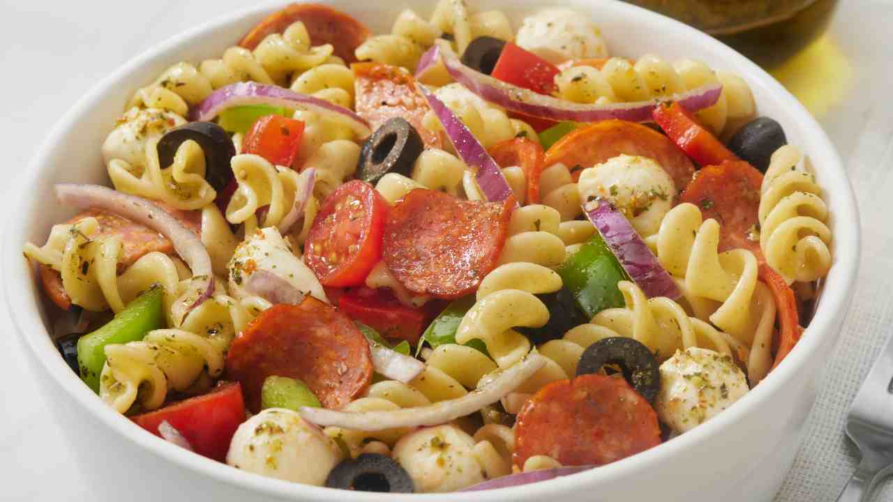 Insalata di pasta salame e mozzarella Ricettasprint.it
