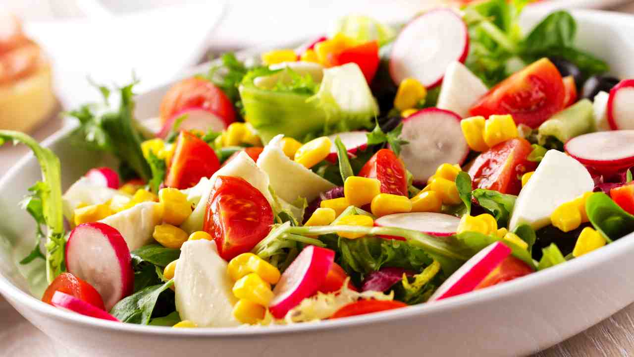 Insalata mista con ravanelli e mozzarella RicettaSprint