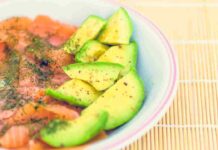 Insalata con salmone e avocado Insalata salmone e avocado