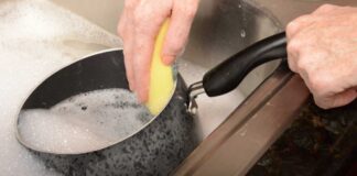 Una persona che lava un pentolino