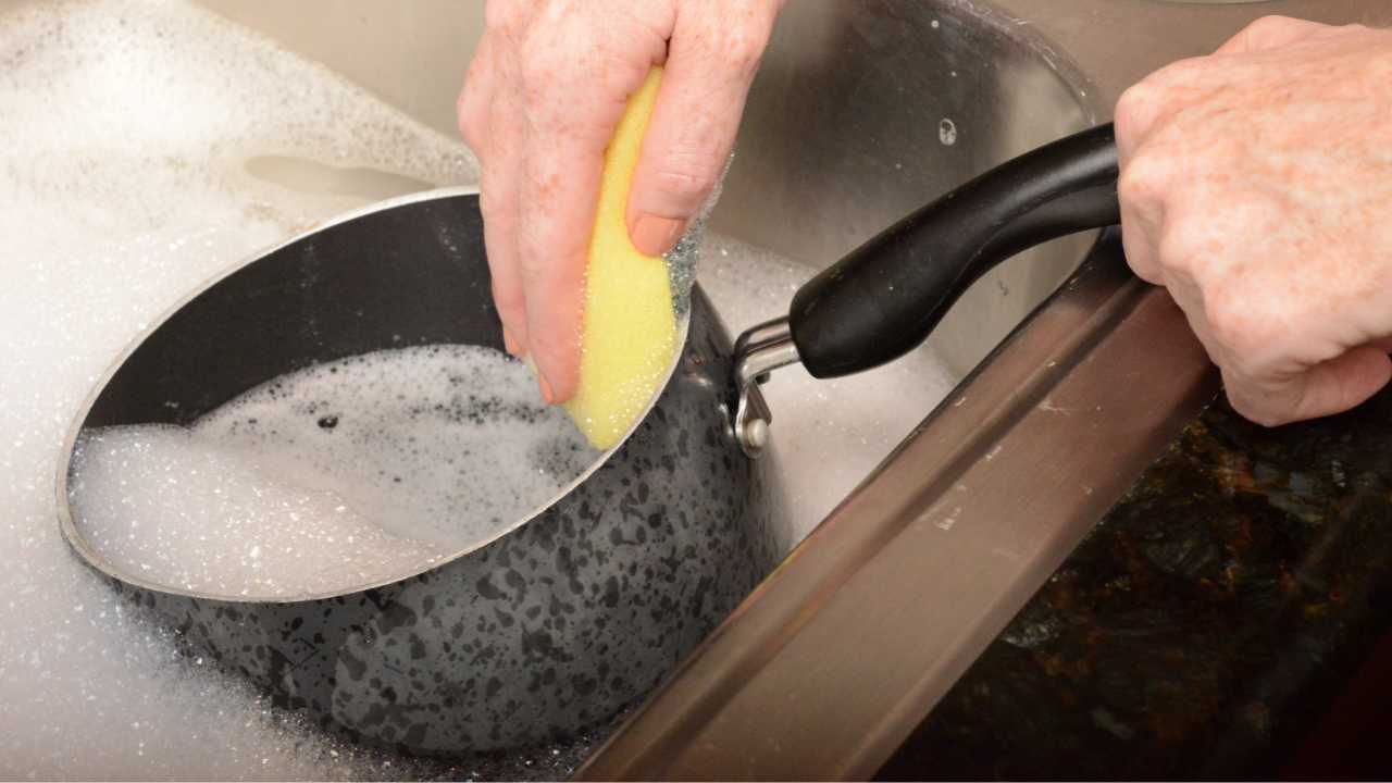 Una persona che lava un pentolino