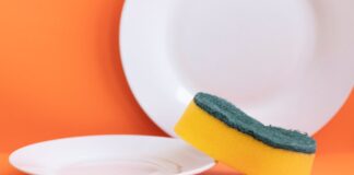 Dei piatti ed una spugnetta da cucina