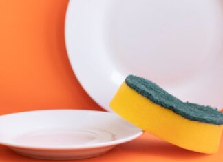 Dei piatti ed una spugnetta da cucina