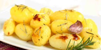 Le patate novelle al forno che fanno impazzire, tutti croccanti fuori e cremose dentro con trucco segreto per la crosticina