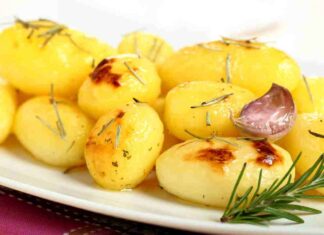Le patate novelle al forno che fanno impazzire, tutti croccanti fuori e cremose dentro con trucco segreto per la crosticina