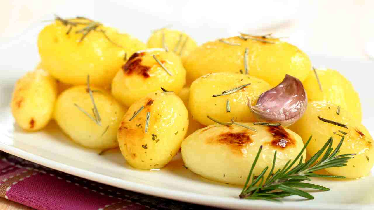 Le patate novelle al forno che fanno impazzire, tutti croccanti fuori e cremose dentro con trucco segreto per la crosticina