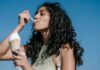 Una donna che mangia un gelato con gusto