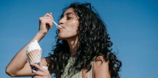 Una donna che mangia un gelato con gusto