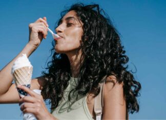 Una donna che mangia un gelato con gusto