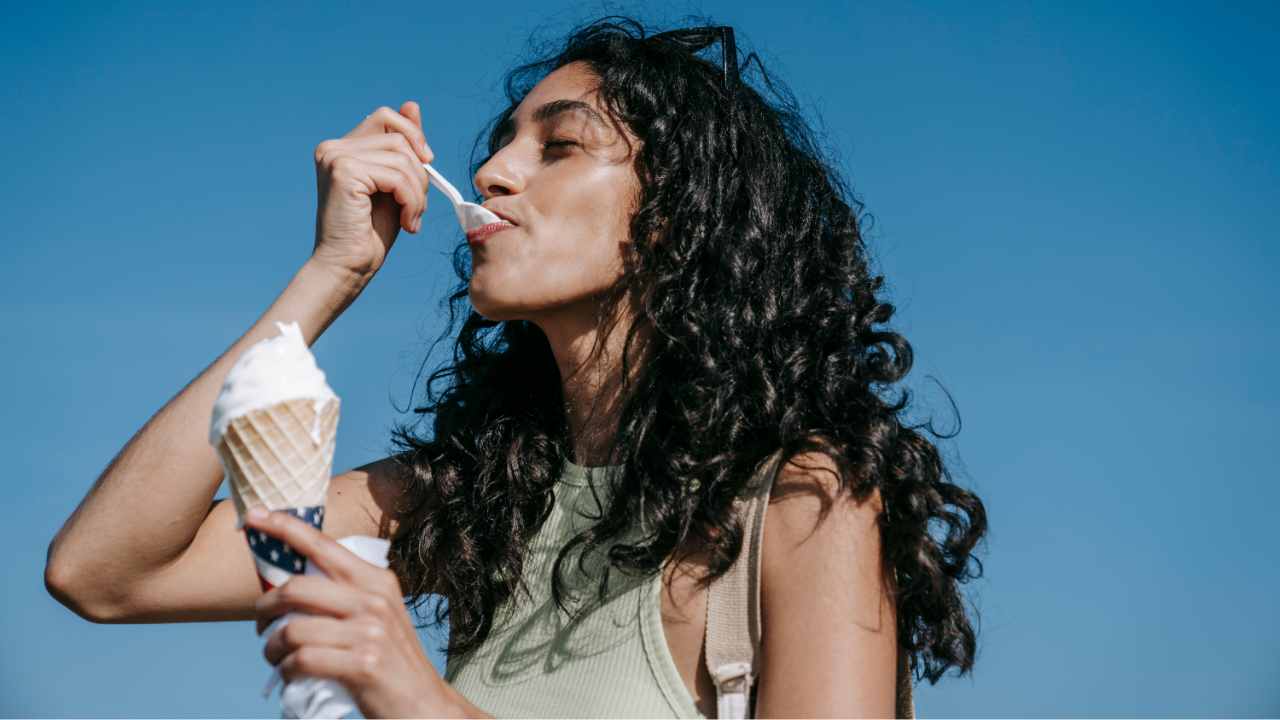 Una donna che mangia un gelato con gusto
