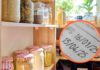 Del cibo in dispensa ed una data di scadenza