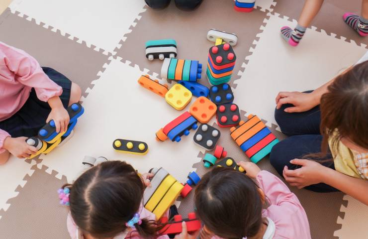 Dei bambini che giocano insieme