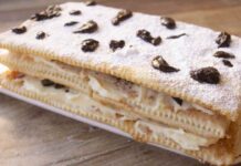 Millefoglie furba pronta in 10 minuti: strati croccanti, chantilly e cioccolato renderanno sorprendente il dopocena Millefoglie furba crema chantilly e cioccolato