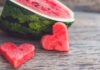 Una anguria affettata e tagliata a forma di cuore