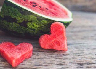 Una anguria affettata e tagliata a forma di cuore