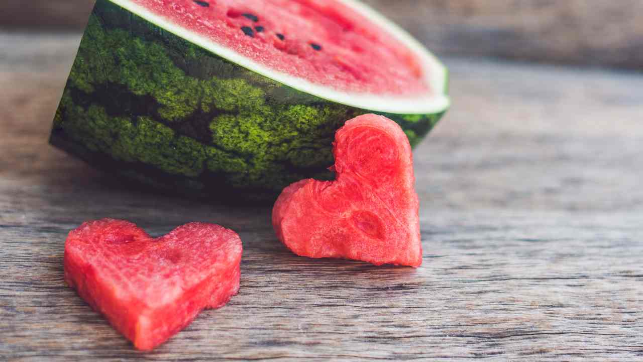 Una anguria affettata e tagliata a forma di cuore