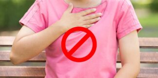 Una donna con il reflusso gastrico