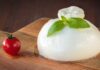 Una mozzarella classica di grandi dimensioni