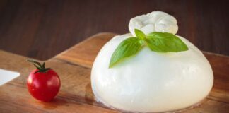 Una mozzarella classica di grandi dimensioni