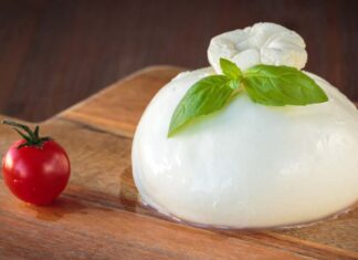 Una mozzarella classica di grandi dimensioni