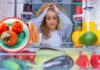 Una donna davanti al frigo aperto e pomodori ammuffiti