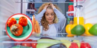 Una donna davanti al frigo aperto e pomodori ammuffiti