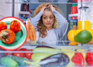 Una donna davanti al frigo aperto e pomodori ammuffiti