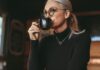 Una donna che beve il caffè