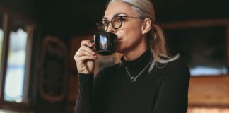 Una donna che beve il caffè