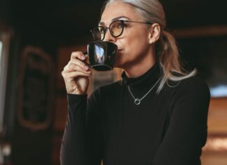 Una donna che beve il caffè