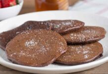 Se li fai così i pancake al cioccolato li puoi mangiare anche a dieta, basta non usare questi 2 ingredienti Pancake al cioccolato senza uova e burro RicettaSprint