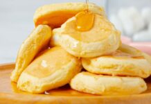 Questi pancake non temono la prova costume: senza zucchero ma ricchi di ricotta e limone, i dolci golosi e veloci dell’estate Pancake ricotta e limone