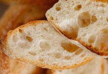 Pane senza lievito, senza burro, senza forno, che batte persino quello del fornaio Pane fatto in casa senza lievito e forno - RicettaSprint