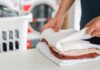 Dei panni della cucina puliti e piegati