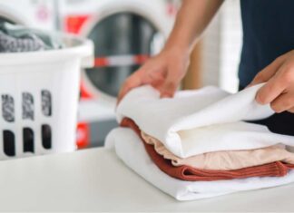 Dei panni della cucina puliti e piegati