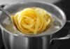 Pasta che cuoce in una pentola