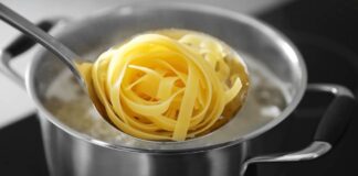 Pasta che cuoce in una pentola