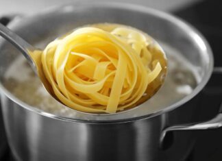 Pasta che cuoce in una pentola