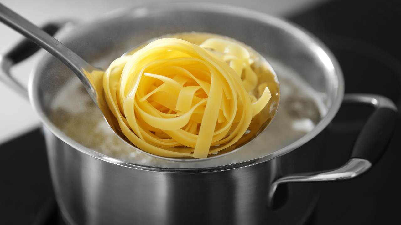 Pasta che cuoce in una pentola