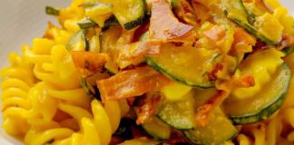 Pasta allo zafferano, speck e zucchine