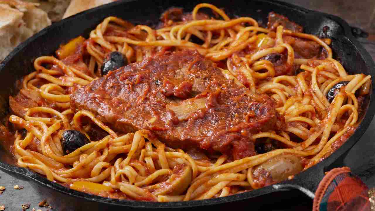 Pasta con la carne alla puttanesca