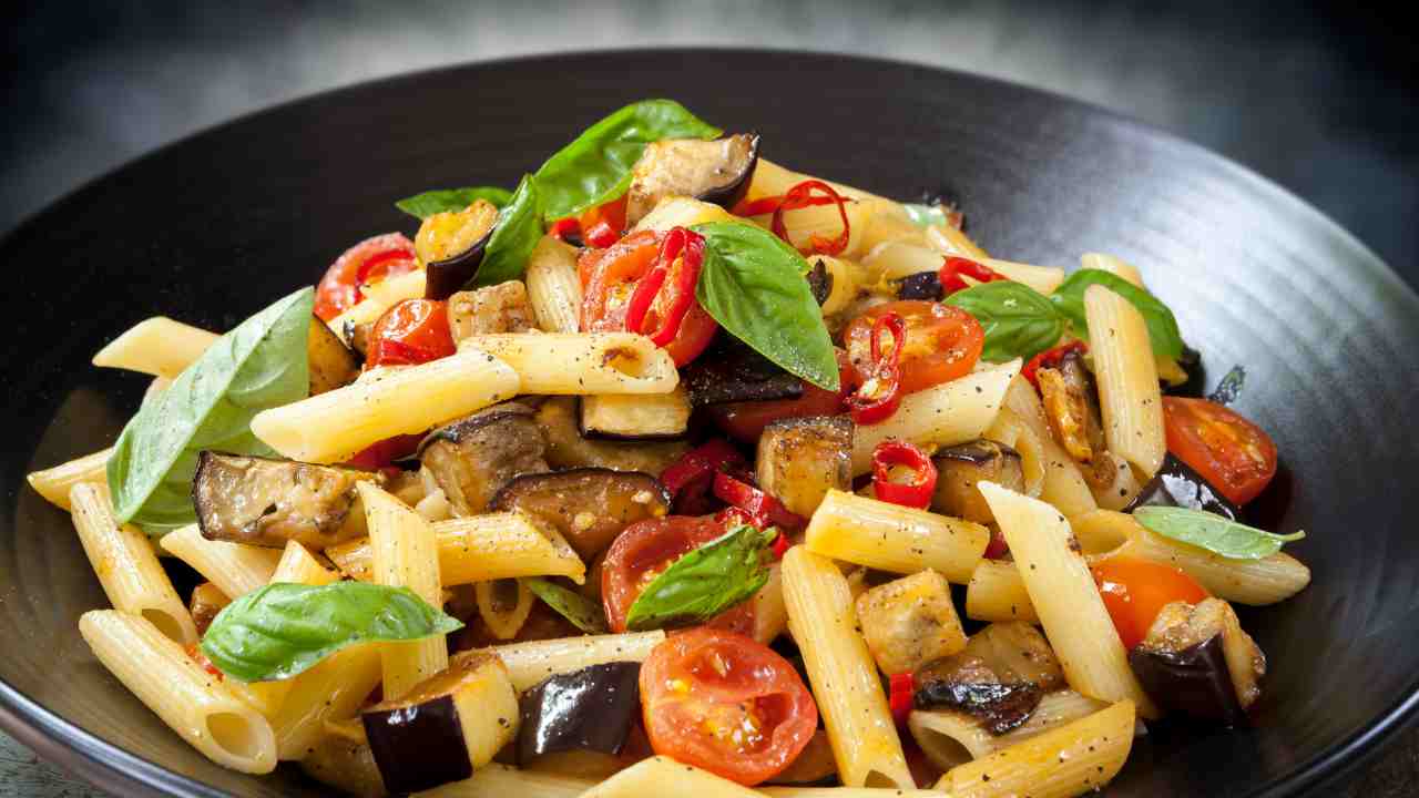 Pasta fredda melanzane pomodori RicettaSprint