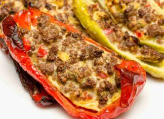 Peperoni ripieni con salsicce e provola