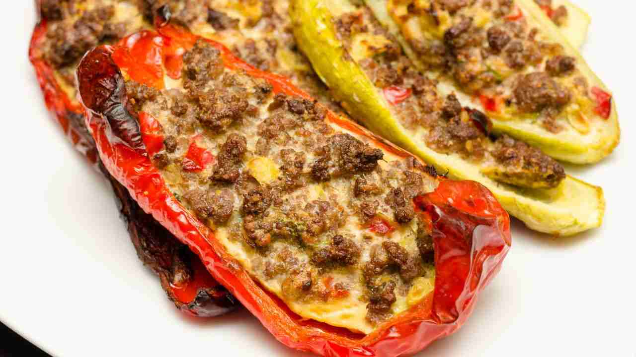 Peperoni ripieni con salsicce e provola