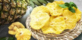 Un ananas tagliato a fette