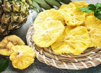 Un ananas tagliato a fette